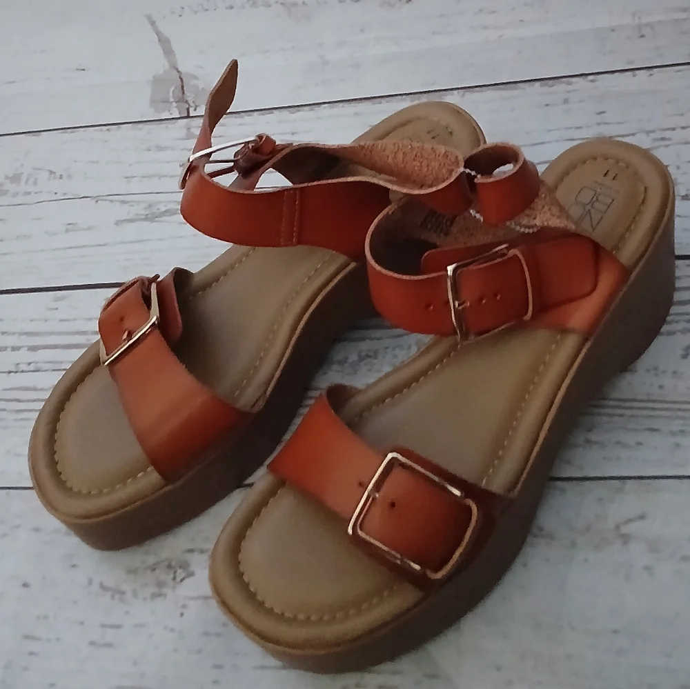 No Boundaries women's vinyl platform sandals with adjustable buckle size 11